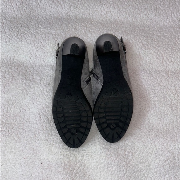 White Mountain Gray Ankle Booties with Suede Finish - Picture 4 of 6